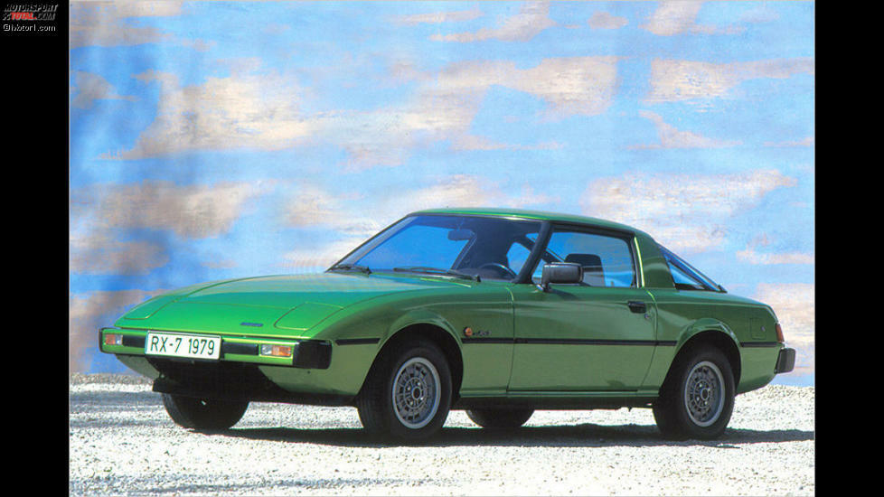 Mazda RX-7: Noch eine Keilform mit Schlafaugen: Mazda verhalf 1978 dem eigentlich schon abgeschriebenen Wankelmotor zu einem Comeback. Besonders in den USA konnte der RX-7 punkten und wurde zum ersten Imageträger der Japaner.