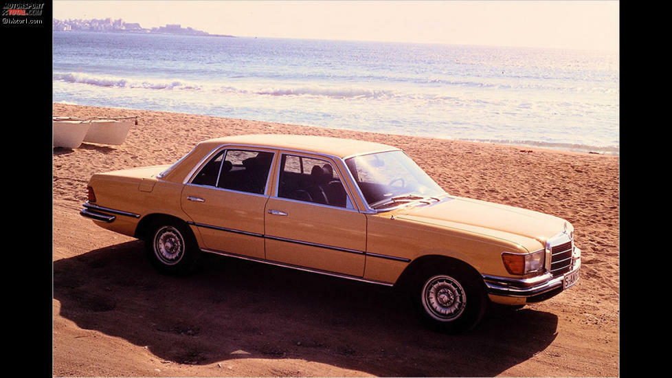 Mercedes 450 SEL 6.9: In 8 Sekunden von 0 auf 100 und 225 km/h Spitze. Heutzutage lockt das keinen mehr hinterm Ofen hervor. 1975 war das ein echtes Machtwort, zumal von einer dicken Limousine erreicht. Entscheidend war der fast sieben Liter große V8 des Mercedes 600, der den 