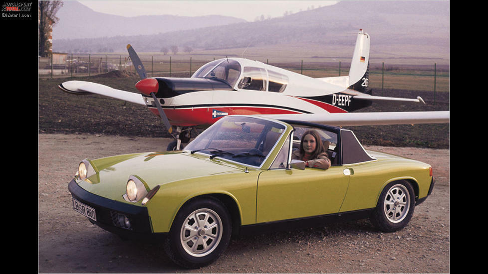 VW-Porsche 914: Wo ist denn hier der Motor? Die Antwort: In der Mitte! Sportfahrer schwörten auf das sehr gute Handling des VW-Porsche 914, dessen Makel der bürgerliche Name (für Porsche-Fans) und das sehr sachliche Design (für Fans des Vorgängers Karmann-Ghia) war.