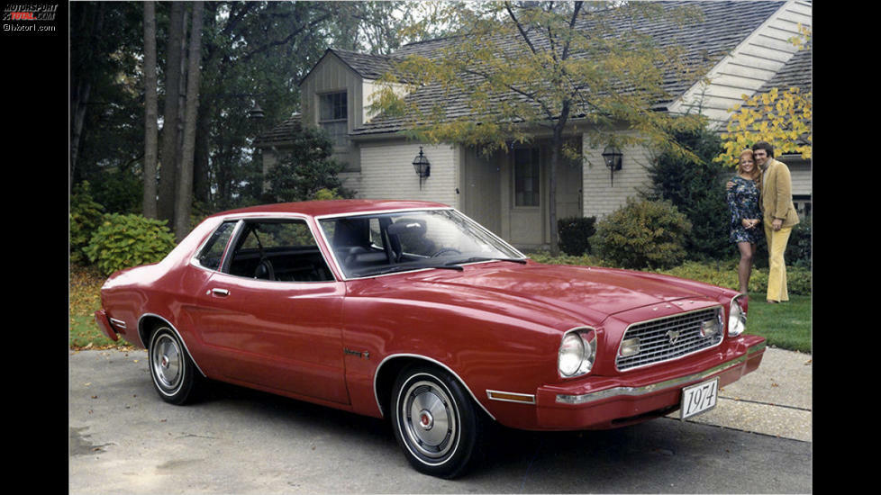 Ford Mustang 1974: Gefangen zwischen fetten Abmessungen, Ölkrise und Downsizing: Die 70er-Jahre waren in Bezug auf US-Autos ein mieses Jahrzehnt. Exemplarisch dafür steht die 1974er-Neuauflage des Ford Mustang: 35 Zentimeter kürzer als der Vorgänger, Einstiegsmotor war ein schlapper Vierzylinder mit 89 PS.
