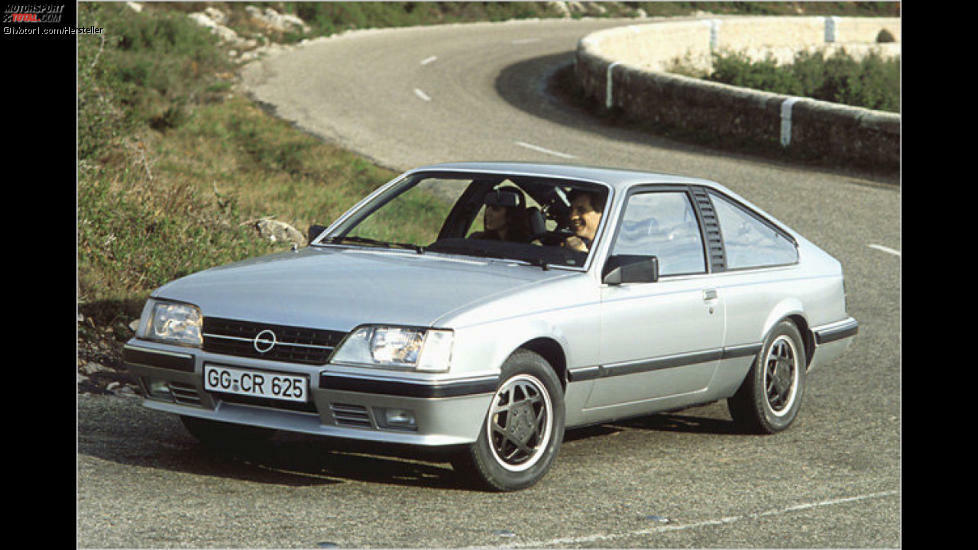 Opel Monza: Obwohl schon seit 1978 auf dem Markt, bekam der Opel Monza erst beim Facelift 1983 Besuch vom Zeitgeist. Konkret hieß das: Verzicht auf jede Art von Chrom, geschwärzte Felgen und als Highlight im GSE-Modell digitale Instrumente.