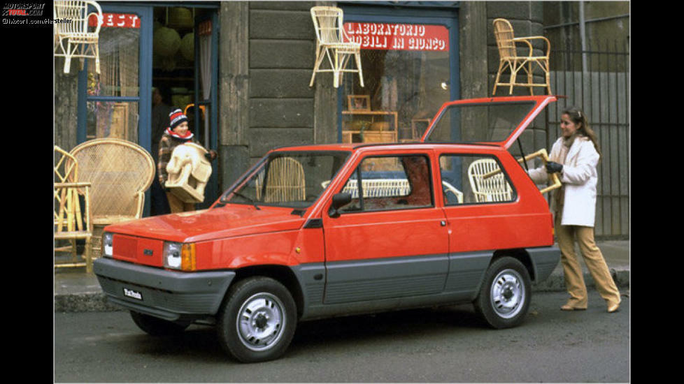 Fiat Panda: Wie viel Auto braucht der Mensch? Diese Frage beantwortete Fiat 1980 mit dem Panda aus der Feder von Giugiaro. Die eckige Form sorgte für eine günstige Produktion und viel Platz im Innenraum. Die schlichten Sitze konnten in eine Liegefläche verwandelt werden. Kein Wunder, dass die Werbung von einer 