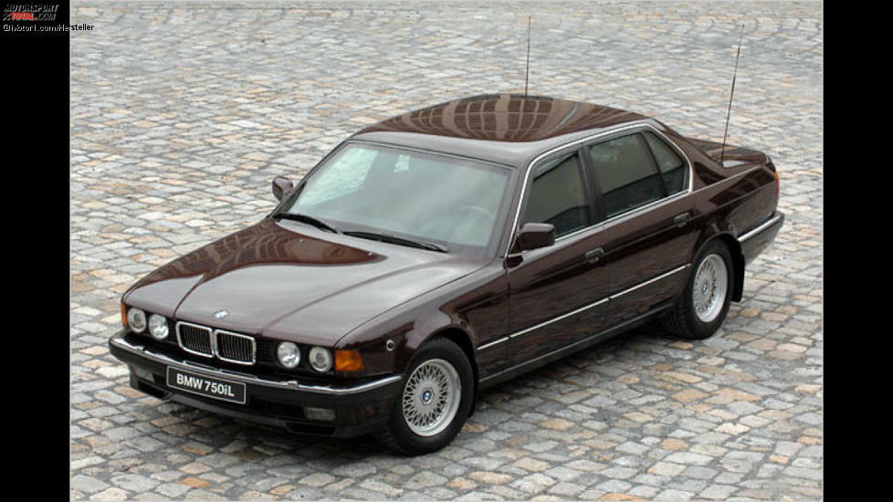 BMW 7er (1986): Mit dem 7er der Baureihe E32 sorgten die Bayern für einen Paukenschlag. Neben der zeitlosen Linienführung von Ro-80-Designer Claus Luthe war es insbesondere der 750i mit Zwölfzylinder und 300 PS, der in Stuttgart für Aufruhr sorgte. Erst 1991 konterte Mercedes mit dem 600 SE.