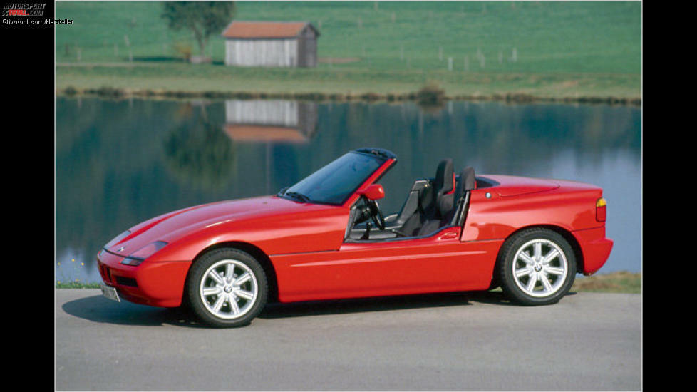 BMW Z1: Das hatte die Welt noch nicht gesehen: versenkbare Türen! Kaum einer hätte erwartet, dass BMW die Studie Z1 in Serie baut. Allerdings war der Roadster ein teurer Spaß: 83.000 Mark sorgten ab 1988 für eine geringe Verbreitung und den frühen Sammler-Status. Allerdings war die Serie von vornherein auf 8.000 Exemplare limitiert worden