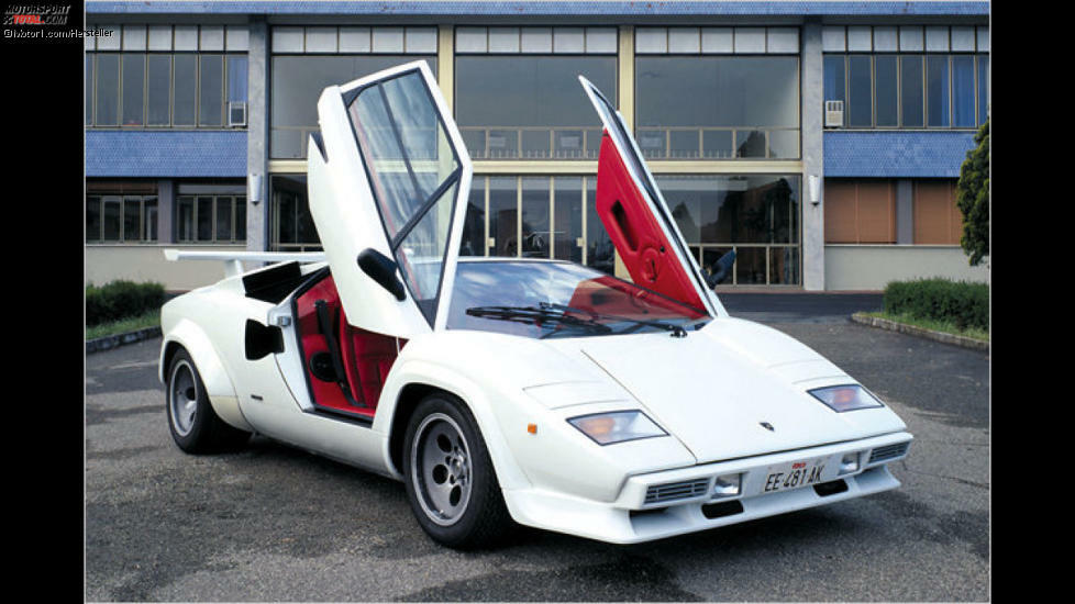 Lamborghini Countach: Die 80er waren die Zeit der nicht immer geschmackssicheren Optik. Sinnbildlich dafür steht der Lamborghini Countach QV (1985 bis 1989). Das stark verspoilerte, flache Geschoss sorgte zwar für Aufsehen, doch zumeist im Rotlichtmilieu. Besonders beliebt waren dort auch Mercedes SEC mit hinteren Kotflügelverbreiterungen