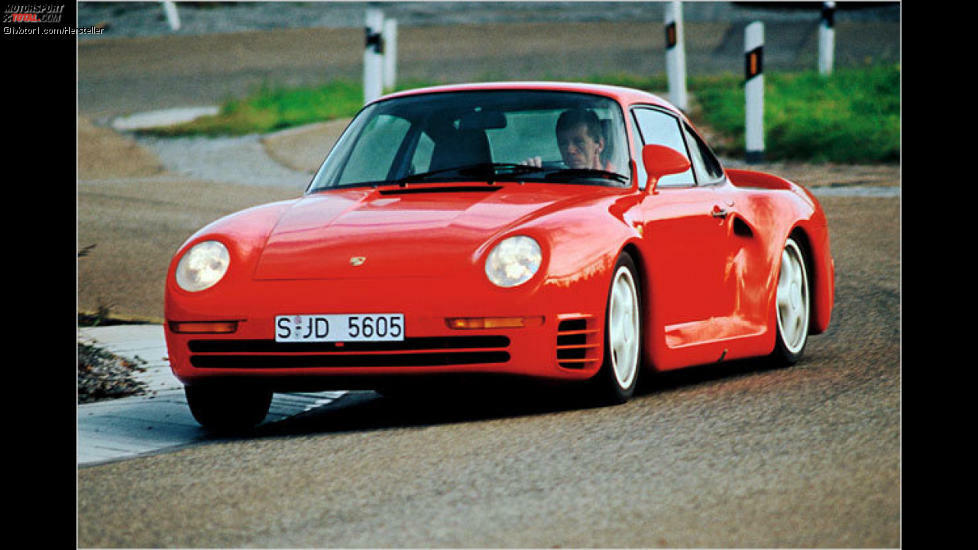 Porsche 959: Der Trumpf in jedem Quartett. In ihn hatten die Zuffenhausener alles hineingesteckt, was technisch machbar war. Allradantrieb und Turboaufladung sorgten für 450 PS sowie eine Spitze von 317 km/h. Der Preis von 420.000 Mark richtete sich an ein erlesenes Publikum, darunter Herbert von Karajan. Nur rund 300 Stück wurden gebaut