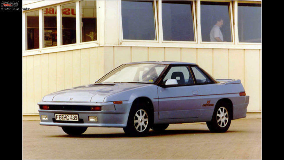Subaru XT: Kaum ein Fahrzeug der Epoche kam keilförmiger daher als der Subaru. Auch innen war die Formgebung skurril: Dort fand sich ein Lenkrad mit zwei asymmetrisch anordneten Speichen. Natürlich wies der XT den markentypischen Allradantrieb auf, als Werbebotschafter fungierte seinerzeit Formel-1-Legende Keke Rosberg.