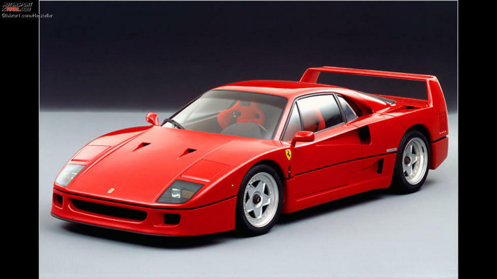 Ferrari F40: Das italienische Pendant zum Porsche 959 setzte ebenfalls auf reinrassige Motorsporttechnik, 478 PS katapultierten den F40 nach vorne. Als Enzo Ferrari 1988 starb, schossen die Preise in die Höhe, Spekulanten zahlten Millionenbeträge für einen F40, regulär wurde das Fahrzeug für 444.000 Mark an ausgewählte Kunden abgegeben.