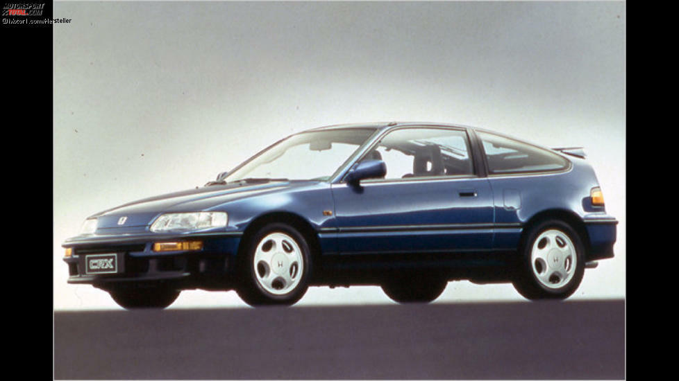 Honda CRX: Das Jahrzehnt der Achtziger war verbunden mit dem Aufstieg der japanischen Autokonzerne. Honda und Co. trafen zunehmend den europäischen Geschmack, gute Ausstattungen zum günstigen Preis taten ihr Übriges. Mit dem 3,70 Meter kurzen CRX eroberte Honda die Marktnische der kleinen Coupés für junge Leute.