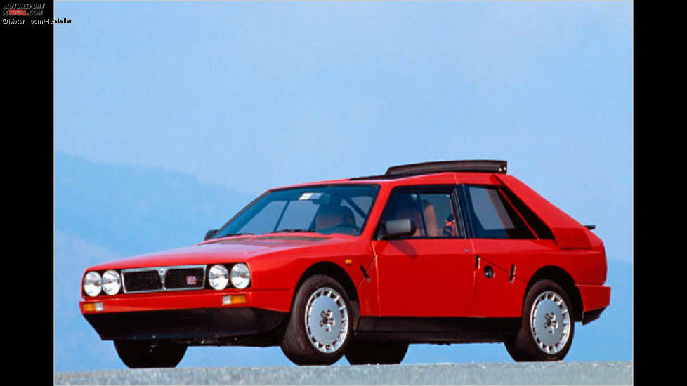 Lancia Delta S4: Die Rallye-Boliden der Gruppe B zogen bis 1986 Zehntausende Zuschauer in den Bann. Erst schwere Unfälle mit den rund 500 PS starken Flitzern beendeten das Wettrüsten. Direkt vom erfolgreichen Rallyeauto abgeleitet war die kostspielige Straßenversion Lancia Delta S4 Stradale.