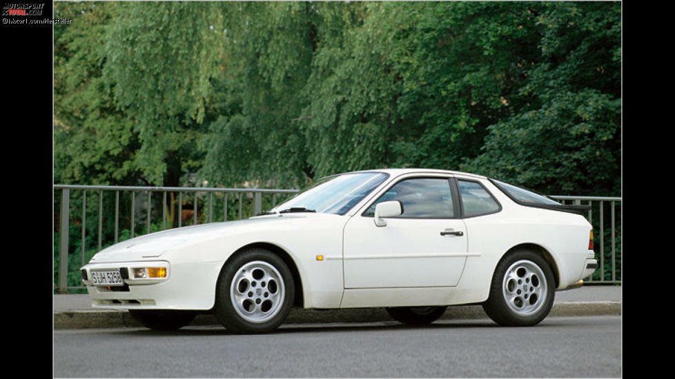 Porsche 944 (1981): Zeit seines Lebens litt der Porsche 924 unter seiner VW/Audi-Herkunft. Mit dem 944 wollte es Porsche besser machen. Zwar sorgten 163 PS und Transaxle-Technik für Sportlichkeit, doch aus Geldmangel hatte man auf die Karosserie des 924 zurückgreifen müssen. Lediglich ausgestellte Kotflügel hinten kennzeichneten den 944