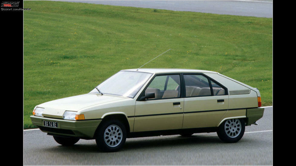 Citroën BX: Das eckig-zeitlose Design mit den teilweise abgedeckten Hinterrädern hielt sich bis 1993, kürzer war die Halbwertzeit des bizarren Lupentachos im Inneren. Für gepflegten Komfort sorgte eine Hydropneumatik, auf die der Nachfolger ZX verzichtete.