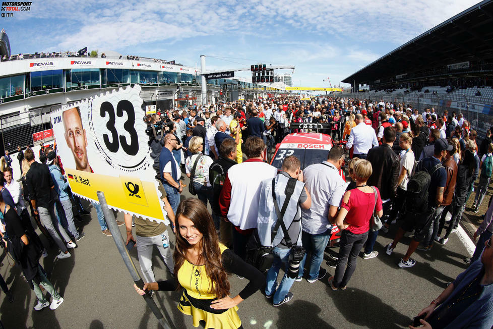 Platz 8: Grid des Jahres - Als wäre die Startaufstellung mit 18 Autos, den dazugehörigen Crews, TV-Teams und VIP-Gästen nicht schon voll genug, lud die DTM 2018 auch noch die Fans ein, kurz vor dem Start noch einmal auf Tuchfühlung zu gehen. Das kam aber bei allen Beteiligten gut an! Und die Fans hatten jede Menge Selfies zu posten.