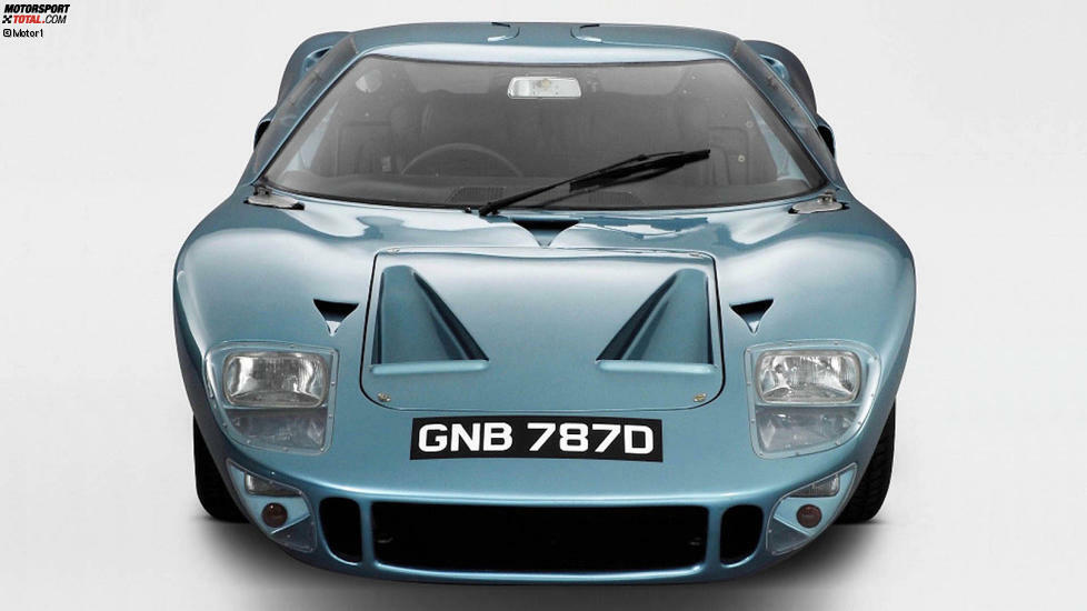 Ford GT40: Tatsächlich bezieht sich sein Name auf die Gesamthöhe von 40 Zoll, das sind 1,01 Meter. Neben den berühmten Wettkampfversionen, die viermal bei den 24 Stunden von Le Mans siegten, gab es einige Straßenvarianten. Nur 31 Exemplare des Modells Mark I wurden zusammengebaut.