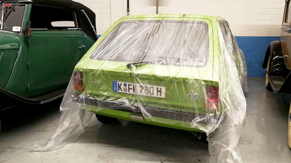 Satte 112 Millionen Mark verschlang die Entwicklung des ersten Ford Fiesta, dazu kam ein neues Werk in Spanien. Der 1976 vorgestellte Kleinwagen wurde ein Erfolg, dennoch sind originale Fahrzeuge heute selten. Hier wartet ein sehr grüner Fiesta gut verpackt auf seinen nächsten Einsatz.