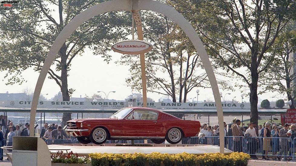 Ford Mustang (1964): Cougar, Stiletto, Allegro? Erst kurz vor der Weltpremiere auf der Weltausstellung in New York 1964 (Bild) bekam der Ford Mustang seinen endgültigen Namen. Hergeleitet wurde dieser von Kampfflugzeug P-51 Mustang.