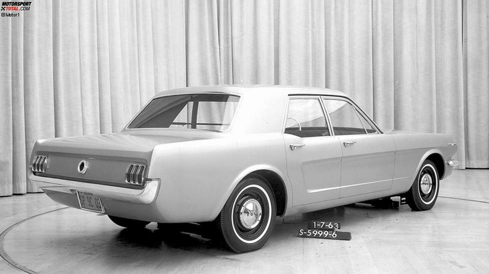 Ford Mustang Viertürer (1965): Schnell zeigte sich, dass der Ford Mustang ein Riesenerfolg wurde. Warum nicht daraus Kapital schlagen? So entstand in der Designabteilung die Idee für einen Mustang Viertürer. Zum Glück setzten sich die kühlen Köpfe durch und bewahrten uns vor diesem Anblick.