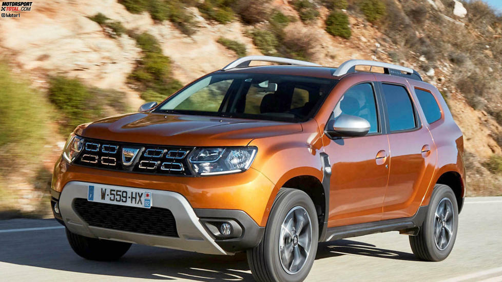 #1 Dacia Duster SCe 115 2W:
Unsere Galerie zu den günstigsten SUVs der Automarken beginnt mit dem Preisbrecher schlechthin: Schon für 11.490 Euro bekommt man den neuen Dacia Duster mit 115-PS-Saugbenziner und Frontantrieb. 4,34 Meter Auto, allerdings mit sehr karger Ausstattung. Radio und Klimaanlage? Fehlanzeige!