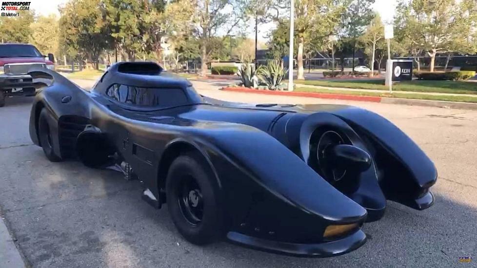 Das Batmobil: Seit der Fernsehserie aus den 60ern, gab es viele verschiedene Batmobile. Das erste basierte auf einer Lincoln-Designstudie der 50er-Jahre, einige Repliken wurden gebaut. Die späteren Filme zeigen alle verrückte Sonderanfertigungen. Anfangs war der Wagen ein reines Transportmittel, später wurde daraus eine mächtige Waffe.