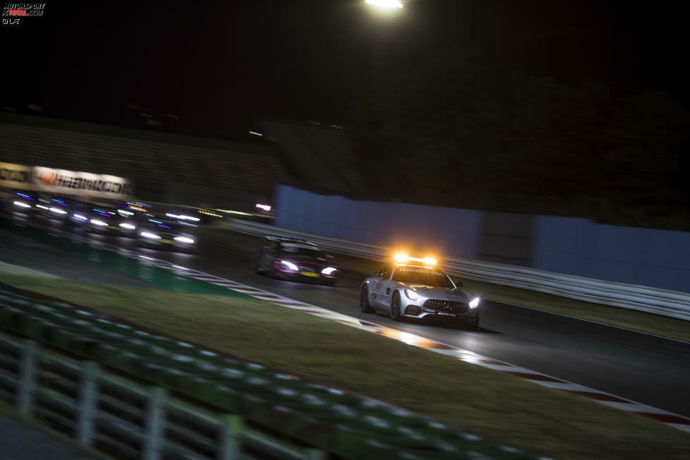 nach der Safety-Car-Phase starten die Fahrer hinter- statt nebeneinander.