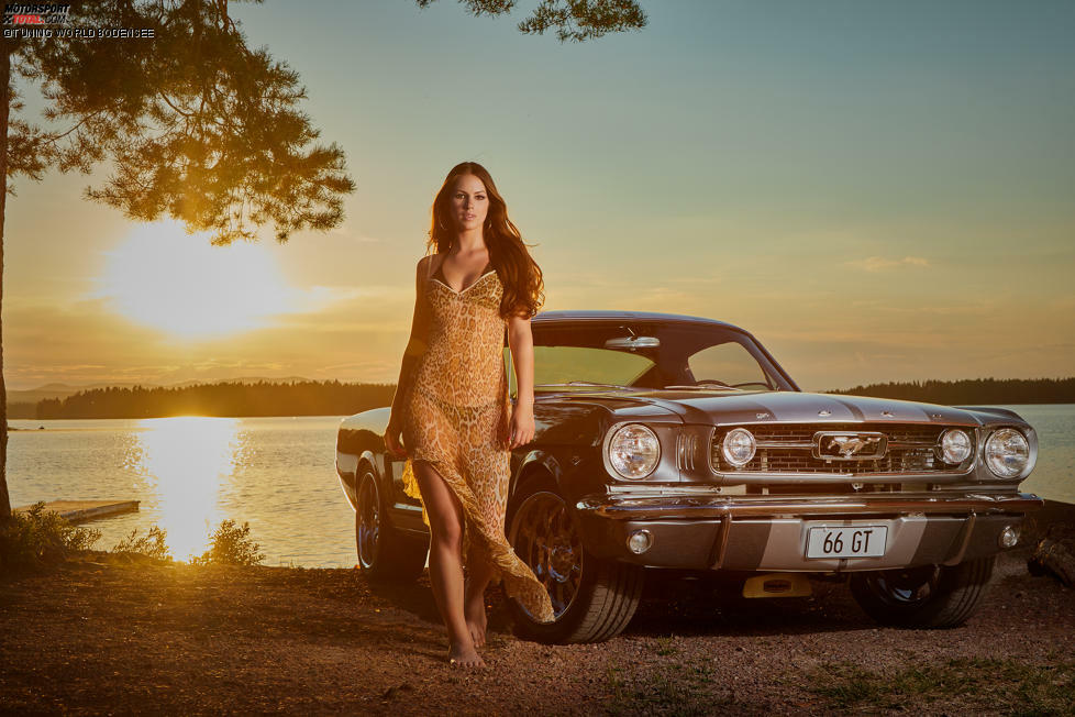 MISS TUNING KALENDER 2019 - März. Auf Sollerön, der größten Insel im Siljansee, hat Ex-Rennfahrer Sebastian Hohenthal ein schönes Plätzchen für seinen komplett umgebauten Ford Mustang 66 GT gefunden. Miss Tuning Laura kam für eine abendliche Stippvisite vorbei. Location: Sollerön, Auto: Ford Mustang 66 GT