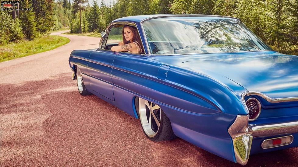 Miss Tuning 2018 - Laura Fietzek: Laura in einem Oldsmobile Starfire Bubbletop in den Wäldern von Älvdalen