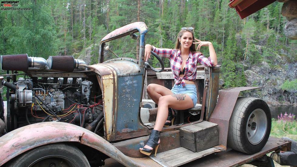 Miss Tuning 2018: Laura Fietzek Kalender Shooting 2018 in Schweden: Laura in einem Rat Rod