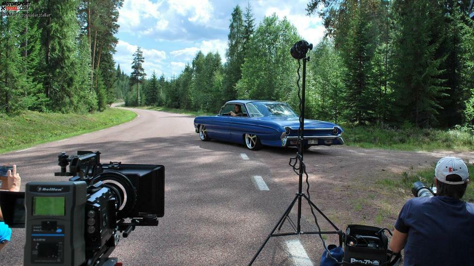 Laura in einem Oldsmobile Starfire Bubbletop in den Wäldern von Älvdalen