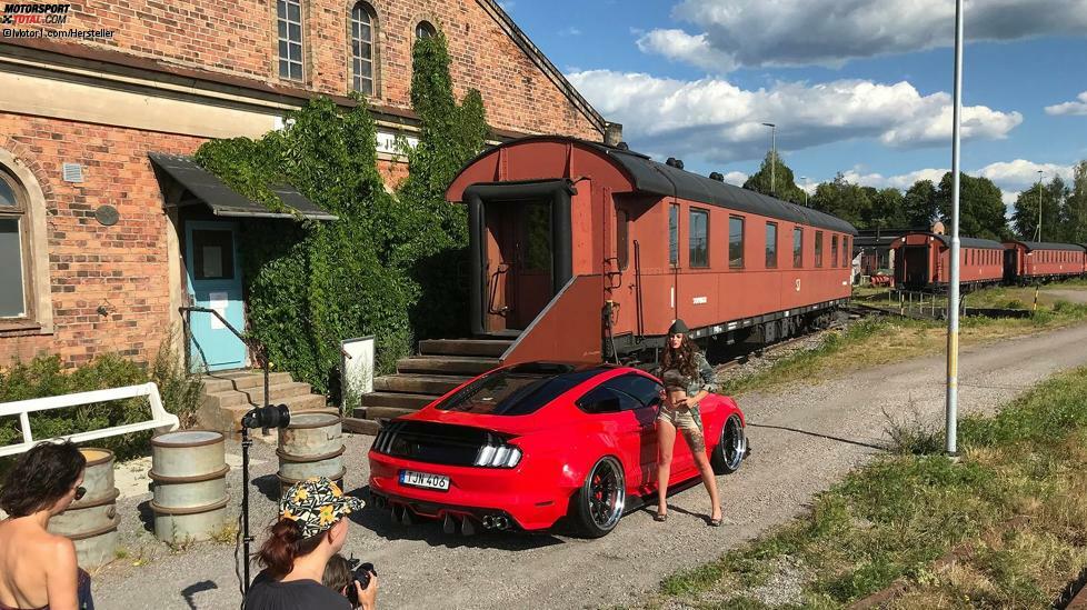 Miss Tuning 2018 - Laura Fietzek: Kalendershooting in Schweden Mustang GT vor einer alten Zugwerkstatt in Falun