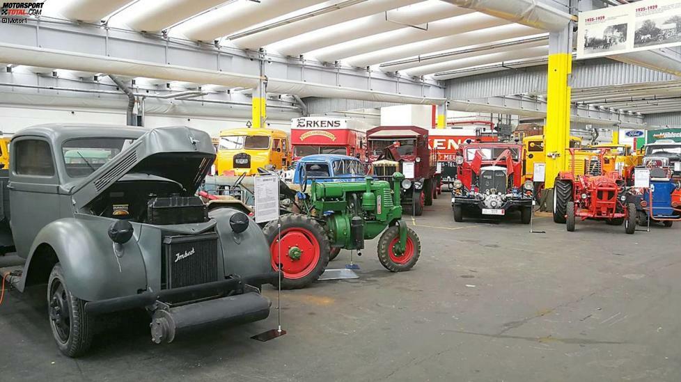 Dieses Foto vermittelt einen Eindruck von der schieren Masse an Fahrzeugen im Depot. Im Vordergrund steht grau lackiert ein Ford-Lastwagen mit Holzvergaser aus dem Jahr 1941.