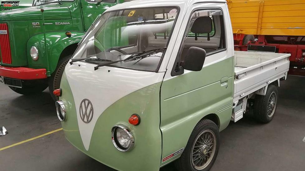 Was ist denn hier passiert? Wurde der VW T1 Pritschenwagen zu heiß gewaschen? Des Rätsels Lösung: Es handelt sich um einen japanischen Autozam Scrum von 1990. Ihm konnte man bei Bedarf auch das Retro-Gesicht des VW verpassen.