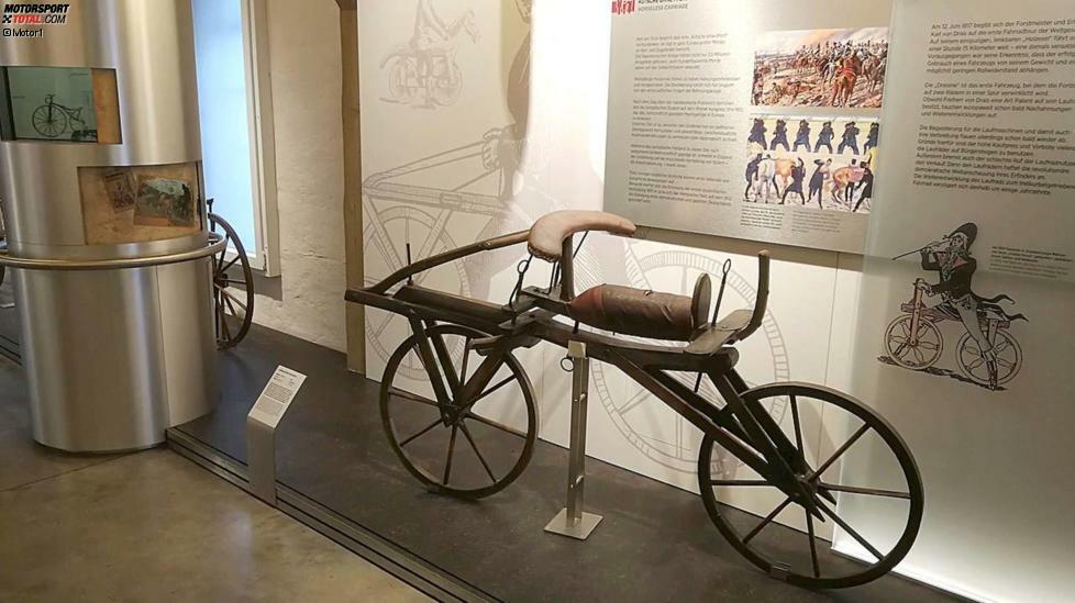 Die Dauerausstellung im PS.Speicher beginnt nicht etwa 1886 mit dem Benz-Dreirad (eins wird trotzdem gezeigt), sondern mit dem Laufrad des Karl von Drais aus dem Jahr 1817. Es markiert für die Einbecker Ausstellungsmacher den Beginn der modernen Mobilität auf Rädern.