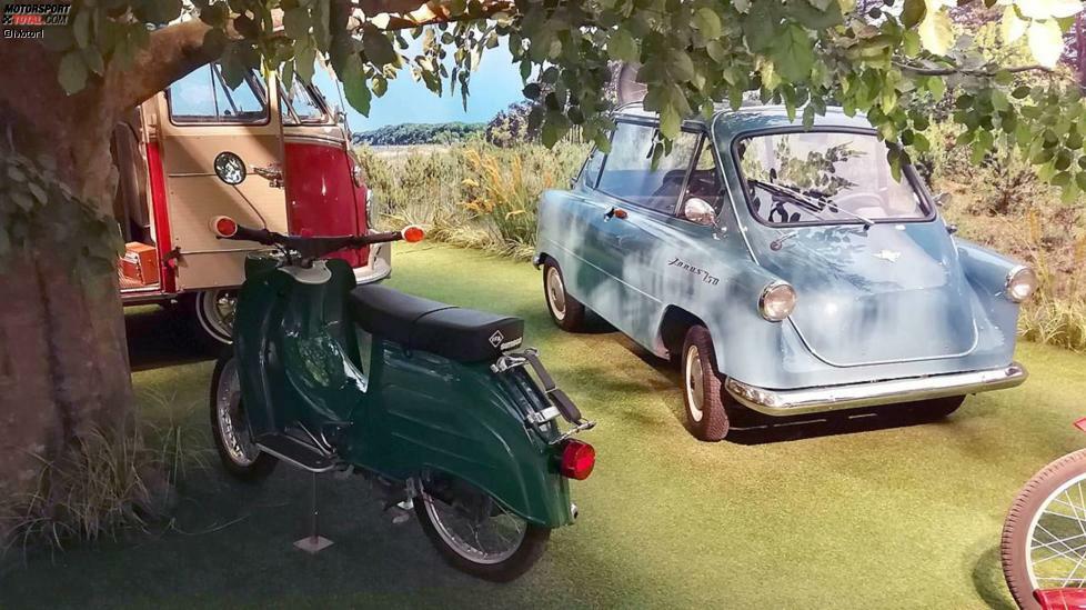 Heutzutage fährt man mit dicken Wohnmobilen in den Urlaub. Früher war das noch anders: Stellvertretend für die beiden Teile Deutschlands stehen die Simson Schwalbe (DDR) und der Zündapp Janus (Bundesrepublik).