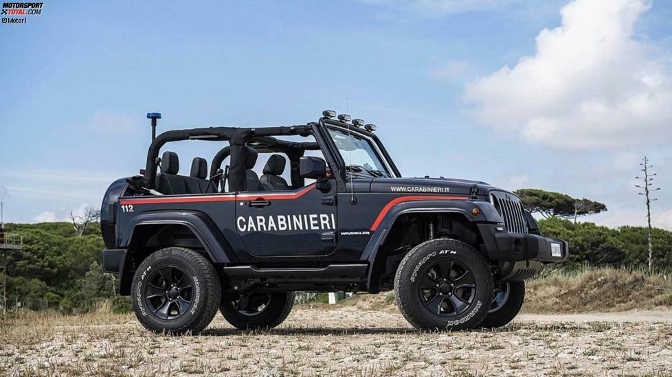 Jeep Wrangler (Italien): Die Offiziere der italienischen Carabinieri können nun mit diesem Jeep Wrangler im Baywatch-Stil entlang der Küste der Emilia Romagna patrouillieren. Er verfügt über ein höhenverstellbares Fahrwerk und 32-Zoll-Reifen. Blinklichter und eine Sirene sorgen dafür, dass die Leute aus dem Weg gehen.