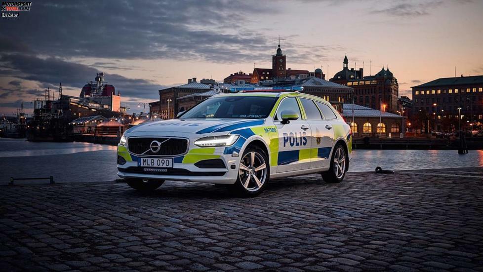 Volvo V90 (Schweden): Es muss eine etwas surreale Erfahrung sein, in den Rückspiegel zu schauen und den großen Schweden-Kombi mit eingeschaltetem Blaulicht zu sehen.  Zuständig für die Polizei-Umbauten ist die Abteilung Volvo Car Special Products.  Dort wird das Chassis verstärkt, die Bremsen verbessert und die Federung überarbeitet.