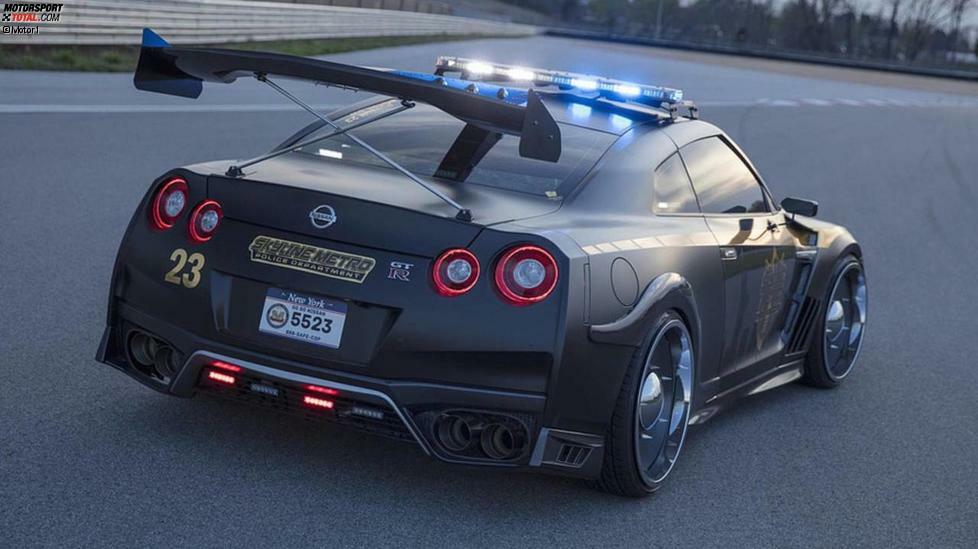 Nissan GT-R (USA): Entworfen für die NYAS 2017, diente dieses Biest dem fiktiven Skyline Metro Police Department.  Antrieb und Fahrwerk der schwarze Karosserie mit goldenen Streifen, Lichtbalken auf dem Dach und noch mehr blinkende Beleuchtung auf dem Kuhfänger an der Front, blieben bis auf ein einstellbares Gewindefahrwerk serienmäßig.