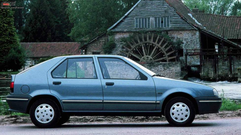 Im Angebot war der 4,16 Meter lange Renault 19 zunächst als Drei- und Fünftürer. Rund eine Millarde Euro (nach heutiger Rechnung) hatten die Franzosen in die Entwicklung und Fertigung investiert. Der 19 löste die Baureihen 9 und 11 ab.