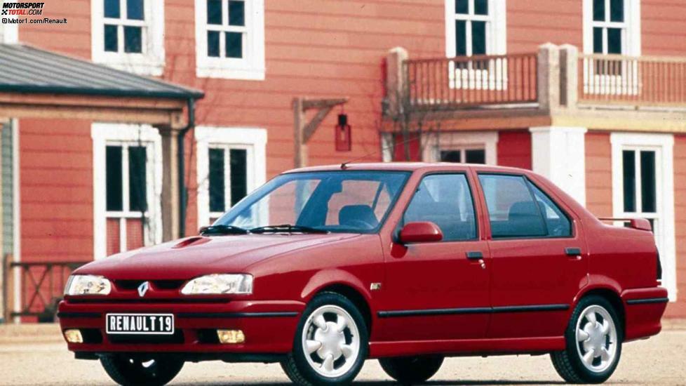 Heute mag es kaum glauben, aber in den neuen Bundesländern verkaufte sich der Renault 19 zeitweise sogar besser als der VW Golf. Besonders die im September 1989 präsentierte Stufenheckversion namens Chamade (auf französisch: Herzklopfen) kam im Osten extrem gut an.