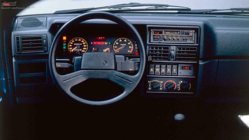 Ergonomisch einwandfrei: Im Cockpit des Renault 19 verzichtete man auf unnötige Spielereien vergangener Jahre. Hier sehen wir einen sehr gut ausgestatteten 19. Der Bediensatellit fürs Radio am Lenkrad hat sich teilweise bis heute bei Renault respektive Dacia gehalten.