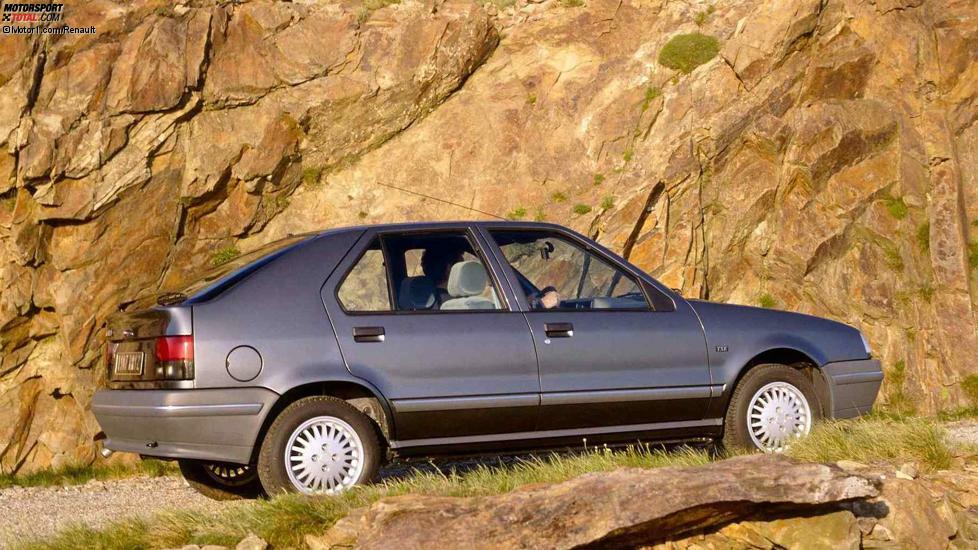 30 Jahre nach seiner Premiere scheint der Renault 19 fast vergessen worden zu sein. Sein unaufgeregtes Erscheinungsbild war einst ein Trumpf des 19, heute gerät es eher zum Nachteil. So wirkt der 19 zwar zeitlos, aber auch wenig begehrenswert.