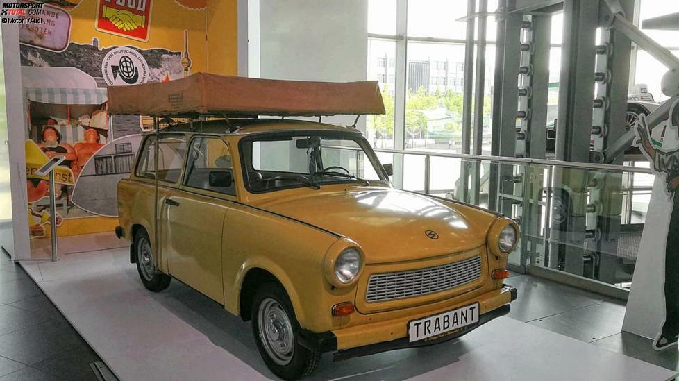 Urlaub in der DDR: Stellvertretend für den Urlaub in der DDR steht dieser Trabant 601 Universal mit Dachzelt. Ob Ferienheime, Hotelzimmer oder Campingplätze: Unterkünfte waren Mangelware und reglementiert. Kein Wunder, dass das Zelten viele Fans fand. Doch selbst hierfür war offiziell ein Zeltschein nötig.