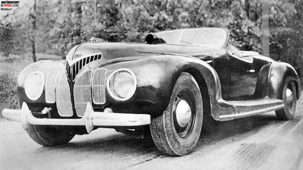 Das ist wohl das schönste sowjetische Auto aller Zeiten - der ZIS 101 Sport. Er basiert auf der ebenso gut aussehenden ZIS-101-Limousine, die von 1936 bis 1941 in Moskau gebaut wurde. Leider wurden nur ein oder zwei Exemplare des V8-Roadsters hergestellt, was ihn eher zu einem Prototypenmodell als zu einem Serienfahrzeug macht.