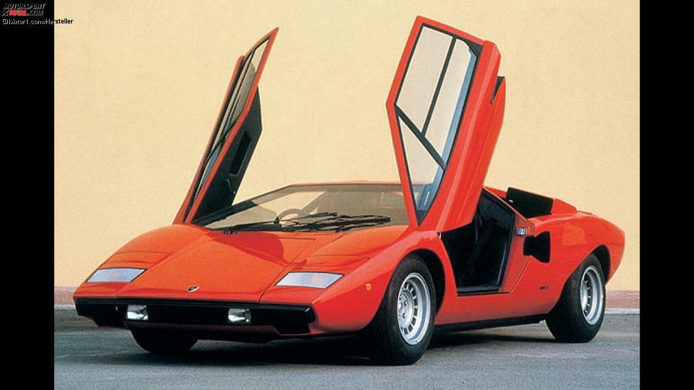 Lamborghini Countach LP 400 S:Das kantig-zerklüftete Design des Countach wirkte bei seiner Präsentation wie aus einer fernen Zukunft. Sein Debüt feierte der Countach entsprechend als Studie auf dem Genfer Autosalon im Jahr 1971. Die ersten Serienfahrzeuge kamen als LP 400 S erst drei Jahre später auf die Straße.