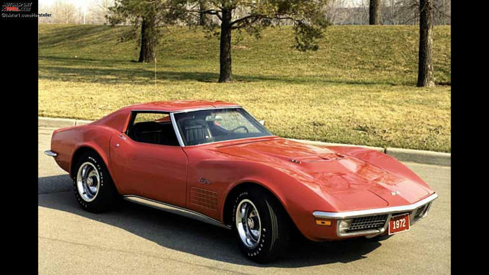 Chevrolet Corvette Stingray: Bereits 1968 wurde die Corvette mit dem Namenszusatz Stingray neu aufgelegt. Auffälliges Merkmal der Stingray war die lang gezogene Front und die besonders stark geschwungenen Kotflügel. Gebaut wurde die Corvette als Coupé, Vollcabriolet und als Cabrio mit Targadach.