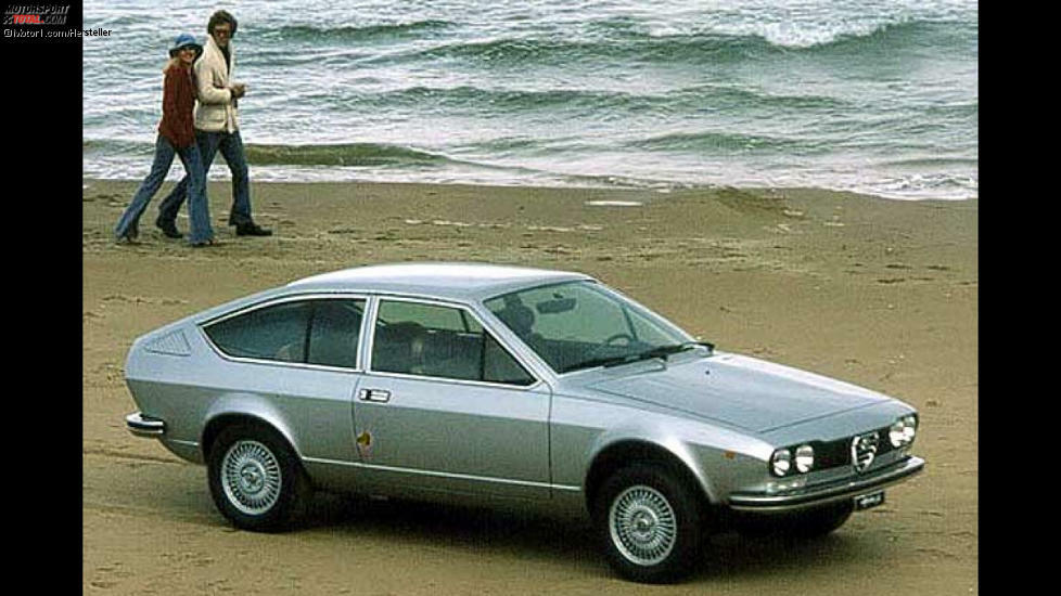 Alfa Romeo Alfetta GT: Im Jahr 1974 präsentierte Alfa Romeo mit dem Alfetta GT ein viersitziges Coupé. Für die vorderen Passagiere war reichlich Platz, während es hinten etwas beengt zuging. Zunächst wurde die Alfetta von einem 1,8-Liter-Reihenvierzylinder angetrieben.