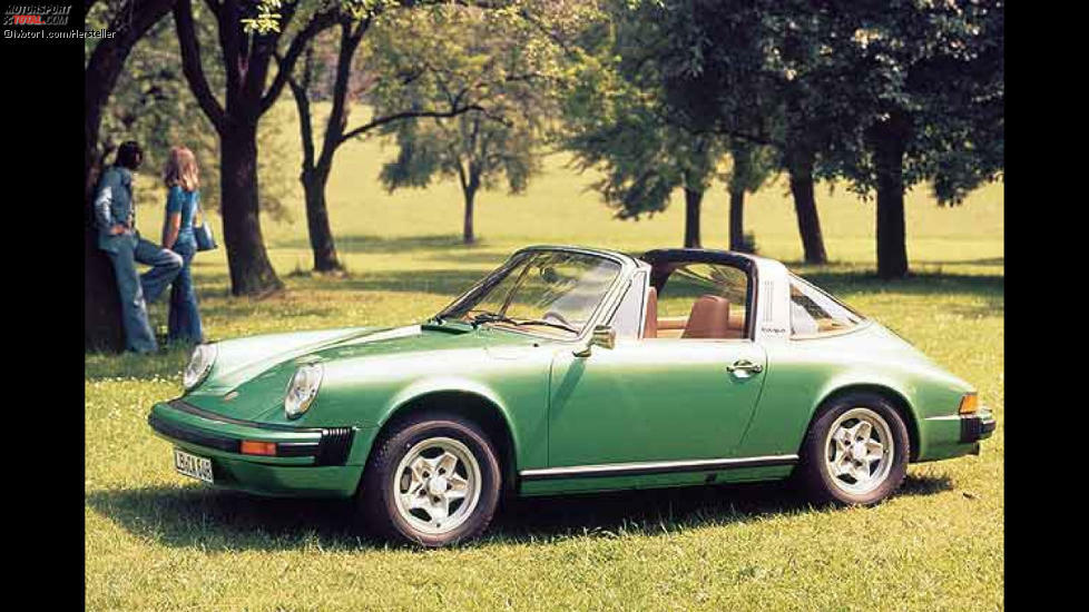 Porsche 911: Eine wichtige Evolutionsstufe des 911er markierte das Jahr 1974. Statt der bislang 165 PS starken 2,3-Liter-Motoren kamen nun 2,7-Liter-Aggregate in verschiedenen Leistungsstufen mit 165 bis 210 PS zum Einsatz. Auffälliges Merkmal der ab 1974 gebauten 911er waren die wuchtigen Stoßfänger vorne und hinten, ...