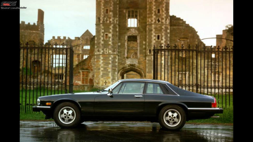 Jaguar XJS: 1975 debütierte der XJS, der erst nach 21 Jahren Produktionszeit und 112.052 Einheiten eingestellt wurde. Obwohl der XJS den E-Type ablöste, war er kein direkter Nachfolger. Zu deutlich unterschieden sich der XJS und E-Type in Größe, Platzangebot und Design. Begehrenswert machte den XJS vor allem sein V12-Motor.