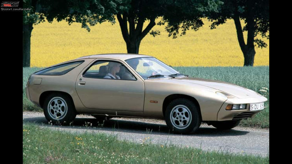 Porsche 928: Vornehmlich für den amerikanischen Markt wurde das 2+2-Coupé 928 konzipiert. In der Grundform ähnelte er dem günstigen 924. Doch im Gegensatz zum 924 war der 928 ein echter Zuffenhausener weil er von Porsche entwickelt und gebaut wurde. Technisch war der 928 jedoch für einen Porsche ungewöhnlich.