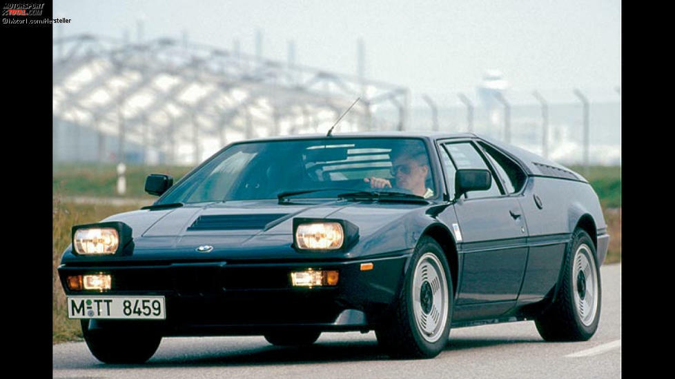 BMW M1: In der Seitenansicht hatte der M1 viel Ähnlichkeiten mit dem Lotus Esprit. Es war das Erstlingswerk der Motorsport GmbH M. Das 1976 begonnene Projekt M1 war also vielmehr eine Art PR-Aktion für den Motorsport. Zwischen 1978 wurden 399 M1 für die Straße und 56 für den Rennsporteinsatz gebaut.