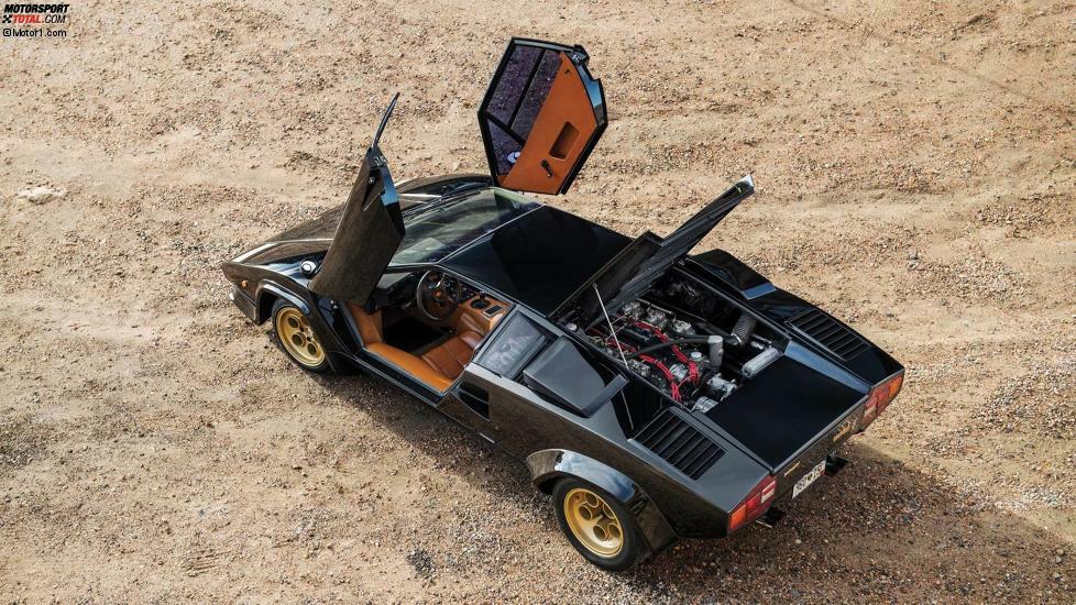 Markant waren seine nach vorne und oben klappenden Flügeltüren und die lange und flache Frontscheibe. Mit Vierliter-V12-Motor leistete der Countach 375 PS und fuhr über 300 km/h schnell. In vielen Auto-Quartetts war er damit die absolute Trumpfkarte. Bis 1990 wurde die Baureihe in verschiedenen Evolutionsstufen weitergebaut.